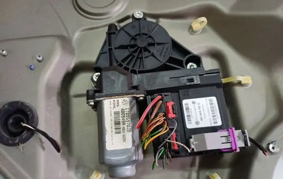 Skoda Octavia Mk2 (1Z) Front door window regulator motor 1K0959792G