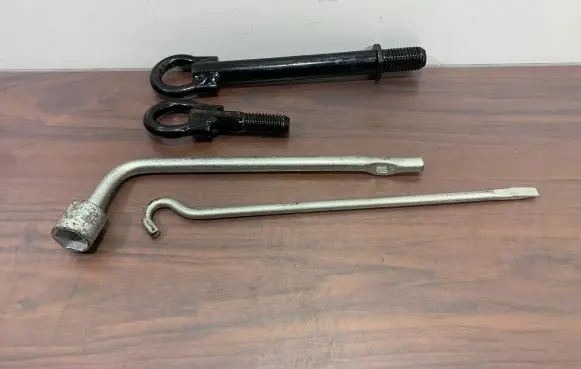 Mitsubishi Outlander IV Wheel nut wrench 