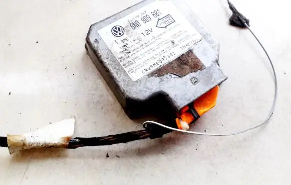 Volkswagen PASSAT B4 Airbag control unit/module 6N0909601 33940114