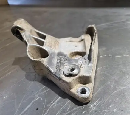Land Rover Discovery 4 - LR4 Power steering pump mounting bracket 7H22-3C631-BA