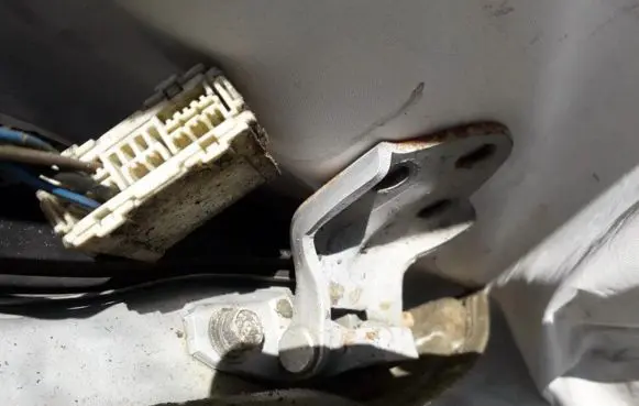 Mitsubishi Galant Eterna Front door upper hinge