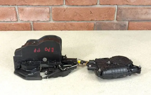 BMW X5 E70 Front door lock 7315022