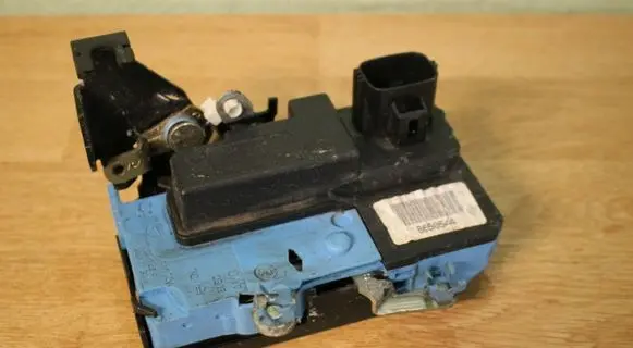 Volvo S60 Front door lock 8650544