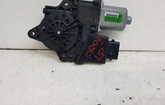 KIA Pro Cee'd II Front door window regulator motor 82450-A2710