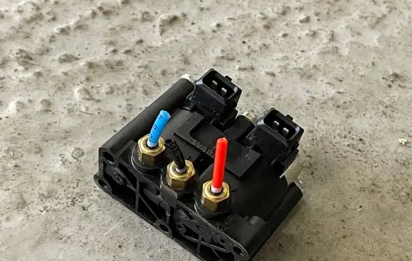 BMW X5 E53 Air suspension valve block 4722515610 WABC0017