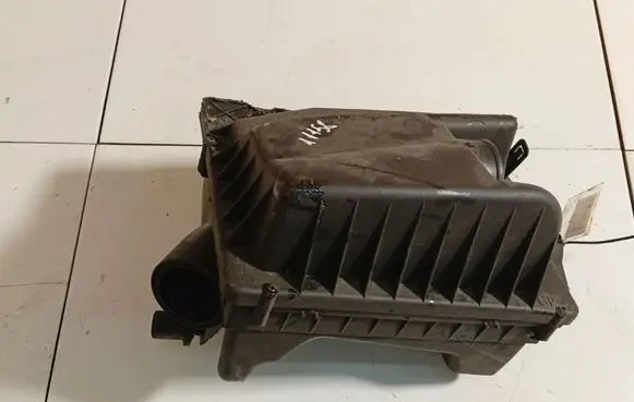 Opel Astra H Air filter box 55556484