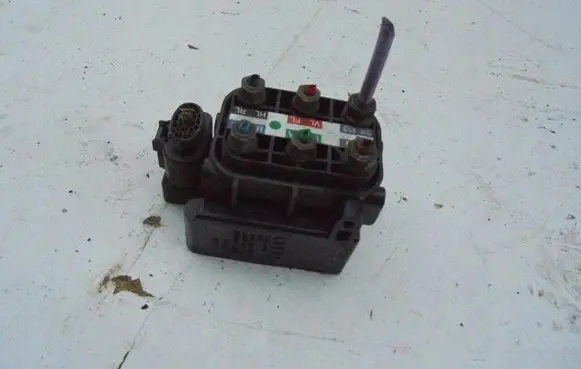 Audi A8 S8 D4 4H Air suspension valve block ZAWRROZDZIELACZ