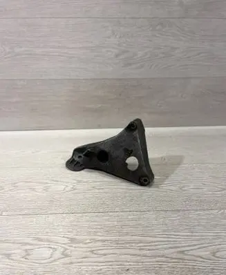 BMW 5 E60 E61 Engine mounting bracket 6777053 13807410