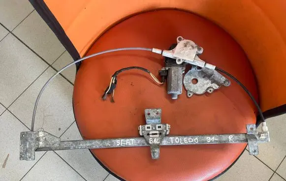 Seat Toledo I (1L) Front door window regulator motor 0130821666