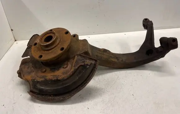 Volkswagen PASSAT B5 Front wheel hub