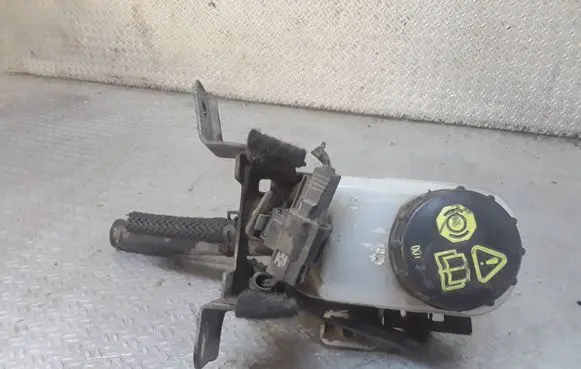 Mazda CX-7 Brake fluid reservoir 