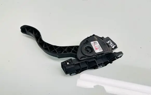 Volvo V70 Accelerator throttle pedal 31329058