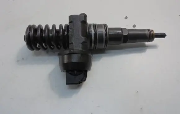 Volkswagen Golf IV Fuel injector 038130073AG