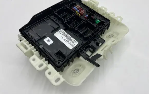 Ford Kuga III Central body control module LU5T15604BJGE F005V03570
