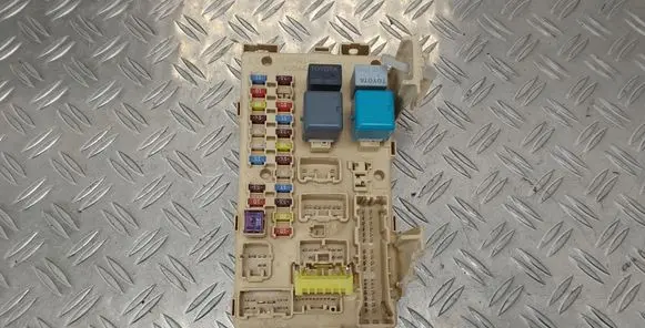 Toyota Avensis T250 Fuse module 8264105020