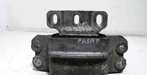 Volkswagen PASSAT B6 Engine mount bracket 3C0199555
