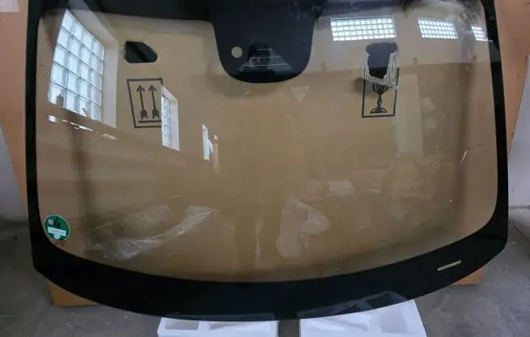 Volvo EX30 Front windscreen/windshield window 80028759