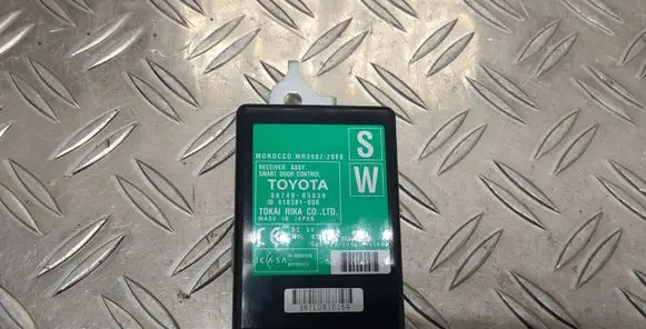 Toyota Avensis T270 Door control unit/module 8974005030
