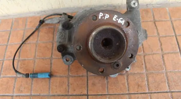 Opel Meriva A Front wheel hub spindle knuckle 6760954