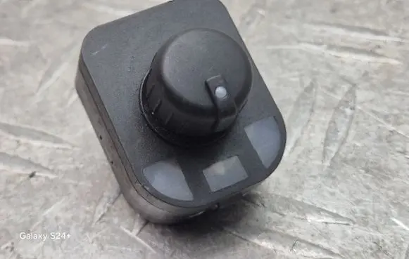 Skoda Octavia Mk2 (1Z) Wing mirror switch 8E0959565