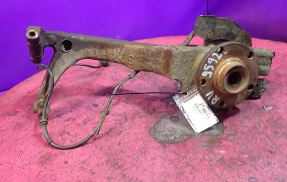 Volkswagen PASSAT B4 Front wheel hub spindle knuckle