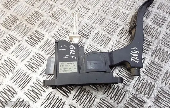 Accelerator throttle pedal