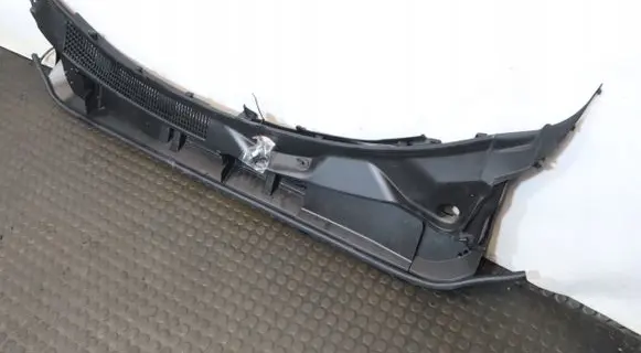 Lexus LX 570 Wiper trim 