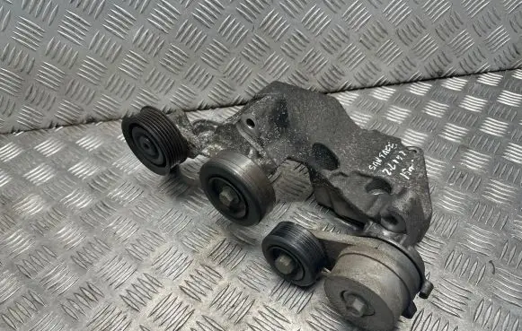 Hyundai Santa Fe Generator/alternator bracket 