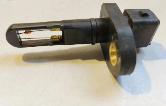 Volkswagen PASSAT B5 Intake air temperature sensor 058905379