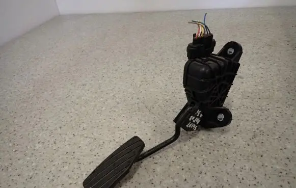 Suzuki Swift I Pedal assembly 