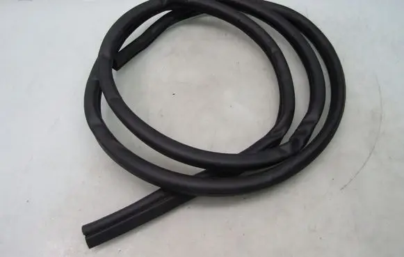 Nissan Leaf II (ZE1) Rubber seal rear door 