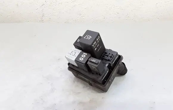 Volkswagen PASSAT B7 Fuse module 13949771F
