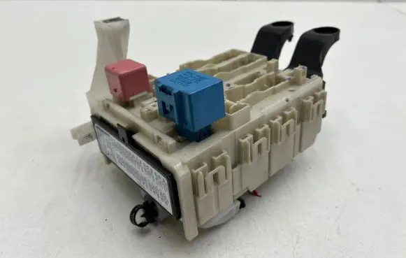 Toyota Avensis T270 Fuse module 8273005170C