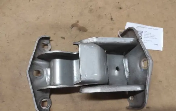 Opel Vivaro Loading door lower hinge 527428 57854