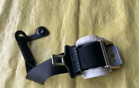 Mercedes-Benz C AMG W204 Middle seatbelt (rear) 33053533A A2048600085