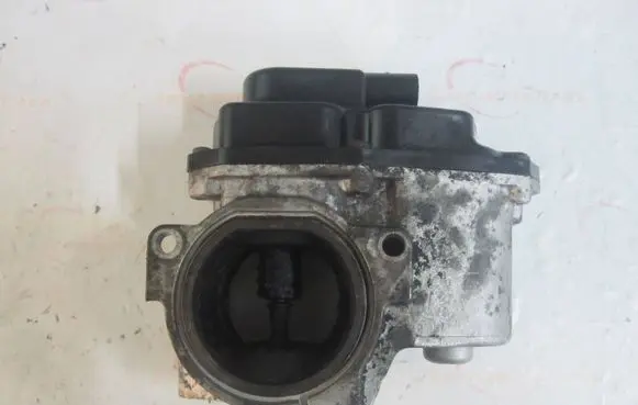 Volkswagen PASSAT CC Throttle body valve 03L131501G