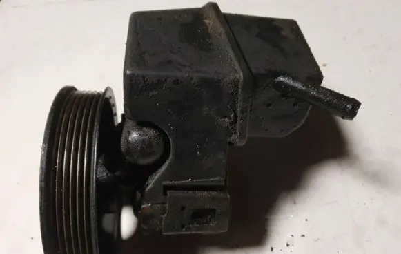 Renault Laguna I Power steering pump 9140244 26041023