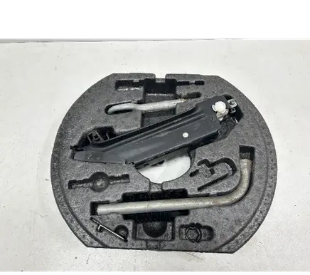 Volkswagen Golf Plus Tool set 1K0012115F