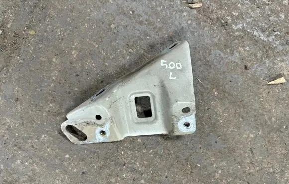 Fiat 500 Fender mounting bracket