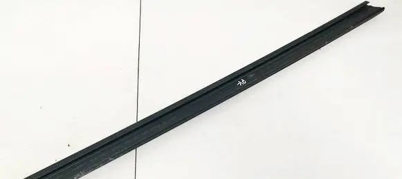 Skoda Yeti (5L) Front door glass trim molding 5L0837479