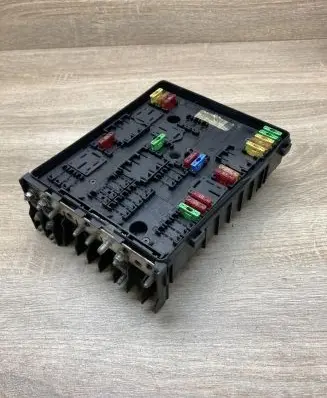 Volkswagen Golf V Fuse module 1K0937124K