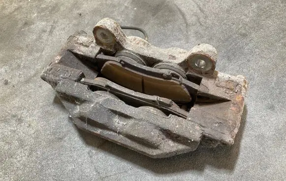 Toyota Hilux (AN10, AN20, AN30) Front brake caliper