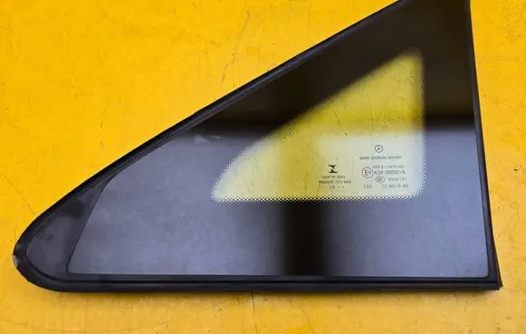 Mercedes-Benz Vito Viano W447 Front triangle window/glass 4476730105 A4476730305