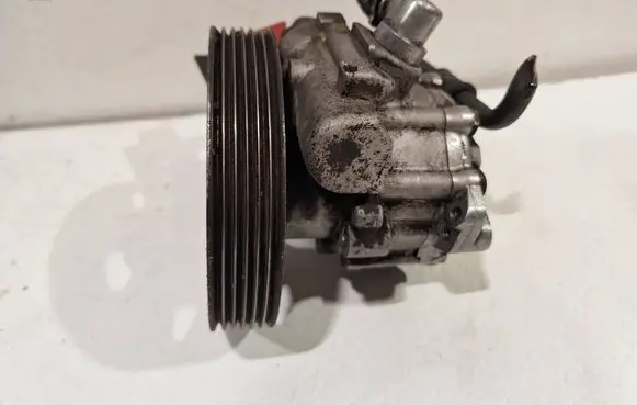 Peugeot 807 Power steering pump 9647983580
