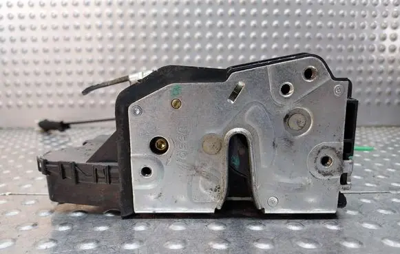 BMW 3 E46 Front door lock S27705583 8206408