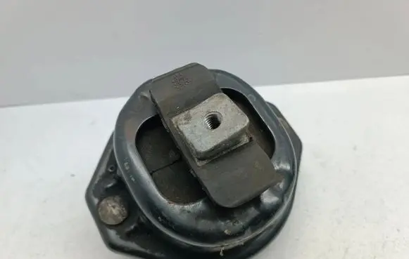BMW 7 E65 E66 Engine mount bracket 6771918 17112005 6862351