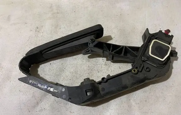 Mercedes-Benz E W211 Accelerator throttle pedal a2113000504 2113000504