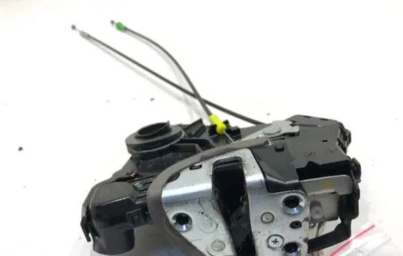 Toyota Auris E180 Front door lock 