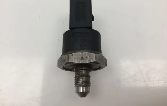 Audi A3 S3 8P Fuel pressure sensor 06D906051A