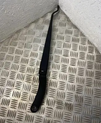Front wiper blade arm